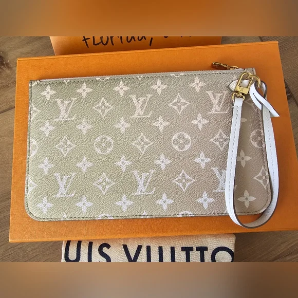 Louis Vuitton Neverfull pouch spring by the city sunset khaki kaki - Picture 2 of 10